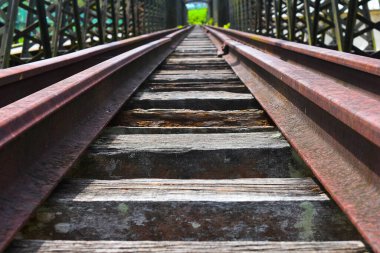 Köprüdeki eski tren yolu.