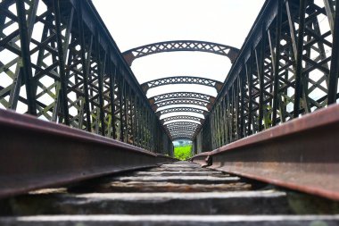 Köprüdeki eski tren yolu.