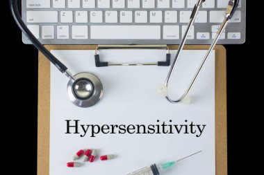 Tıbbi Konsept: Şırınga, steteskop, hap ve klavyede aşırı duyarlılık