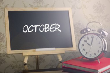 Ekim ayında alarm saati ile tahtada.