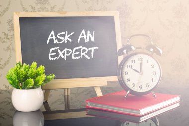 Tahtada saat ve işaret fişeğiyle bir Uzmana sor