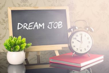 Tahtada saat ve işaret fişeğiyle Düş İşi