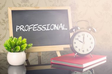 İşaret fişeği ve saati olan bir profesyonel.