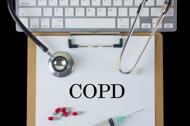 Tıbbi Konsept: Şırıngalı, steteskoplu, haplı ve klavyeli COPD