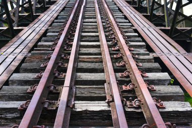 Köprüdeki eski tren yolu.