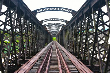 Köprüdeki eski tren yolu.