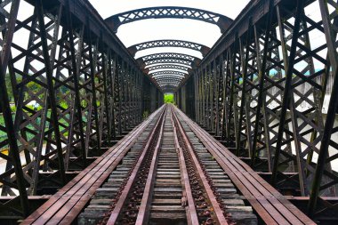 Köprüdeki eski tren yolu.