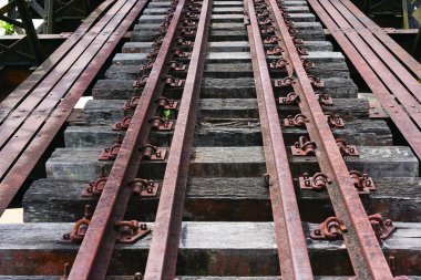 Köprüdeki eski tren yolu.