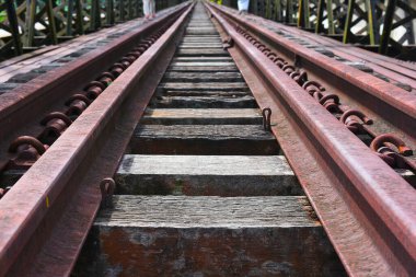 Köprüdeki eski tren yolu.