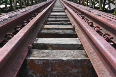 Köprüdeki eski tren yolu.