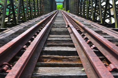 Köprüdeki eski tren yolu.