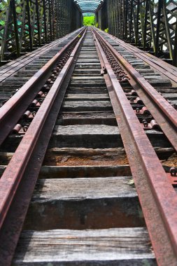 Köprüdeki eski tren yolu.