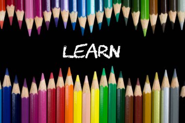 Renkli kalemlerin bileşiminden öğren 