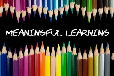 Renkli kalemlerin kompozisyonu hakkında anlamlı öğrenim 