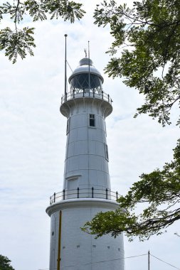 Deniz feneri Melawati Tepesi 'nde, Kuala Selangor, Malezya. Kuala Selangor 'daki Bukit Melawati (Melawati Tepesi) 18. yüzyılın sonlarında ve 19. yüzyılın başlarında Selangor Sultanlığının yönetim merkezi ve kalesiydi..