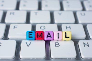 Bilgisayar klavyesindeki e- posta kavramları.