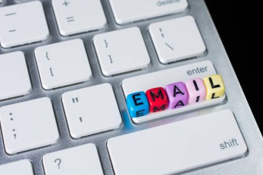 Bilgisayar klavyesindeki e- posta kavramları.