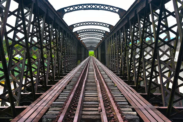 Köprüdeki eski tren yolu.