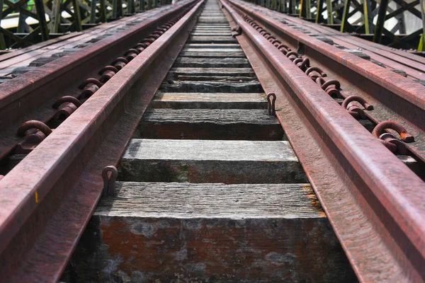 Köprüdeki eski tren yolu.