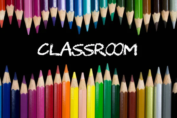 Eğitim Konsepti Çerçeve Olarak Renkli Kalemlerle Karatahta Üzerinde Sınıf — Stok fotoğraf