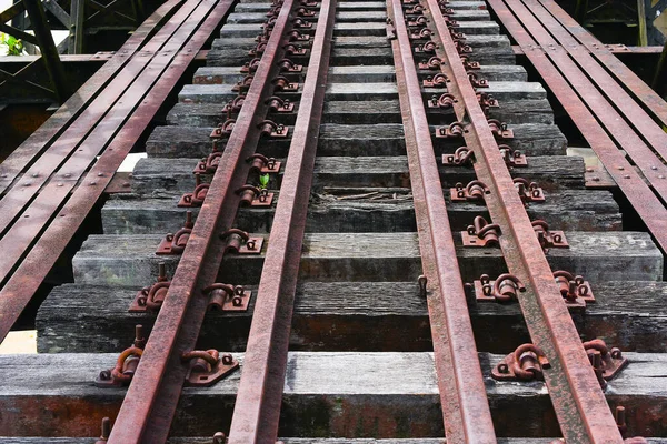 Köprüdeki eski tren yolu.