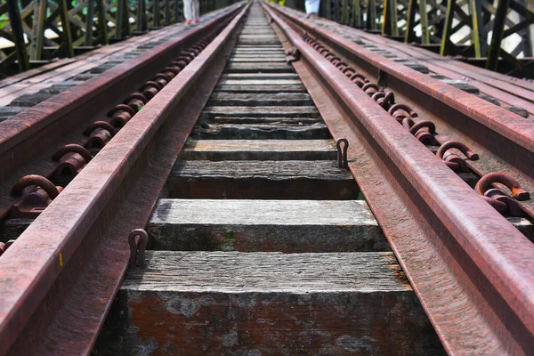 Köprüdeki eski tren yolu.