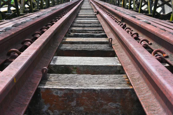 Köprüdeki eski tren yolu.