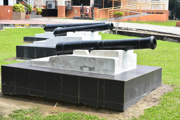 Bukit Melawati Kalesi 'ndeki eski top, Kuala Selangor, Malezya. Kuala Selangor 'daki Bukit Melawati (Melawati Tepesi) 18. yüzyılın sonları ve 19. yüzyılın başlarında Selangor Sultanlığı' nın yönetim merkezi ve kalesiydi. Çok iyi korunan bir kale.