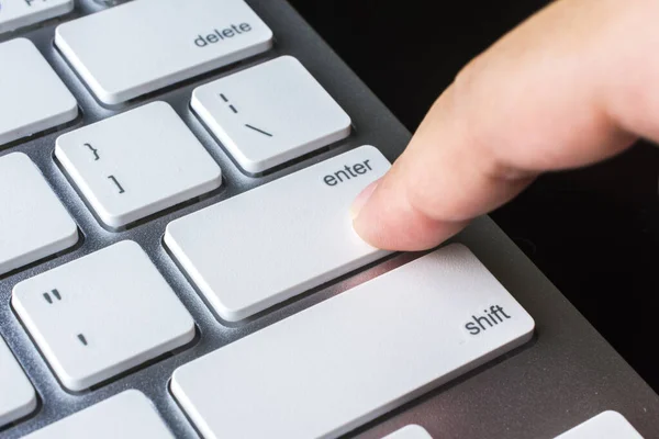 Dedo Las Teclas Del Teclado Del Ordenador —  Fotos de Stock