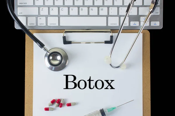 Conceito Médico Botox Com Seringa Estetoscópio Pílulas Teclado Fotos De Bancos De Imagens Sem Royalties