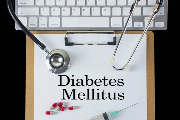 Medizinkonzept Diabetes Mellitus Mit Spritze Stethoskop Pillen Und Tastatur Stockfoto