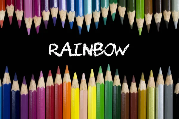 Regenbogen Über Die Zusammensetzung Von Buntstiften Stockfoto