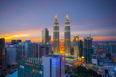 Güzel Kuala Lumpur şehir simgesi ile gökyüzü