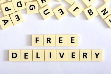 Beyaz arkaplanda ücretsiz teslim sözcüğü