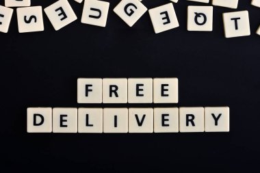 Siyah arka planda ücretsiz iletim sözcüğü