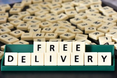 Siyah arka planda ücretsiz iletim sözcüğü