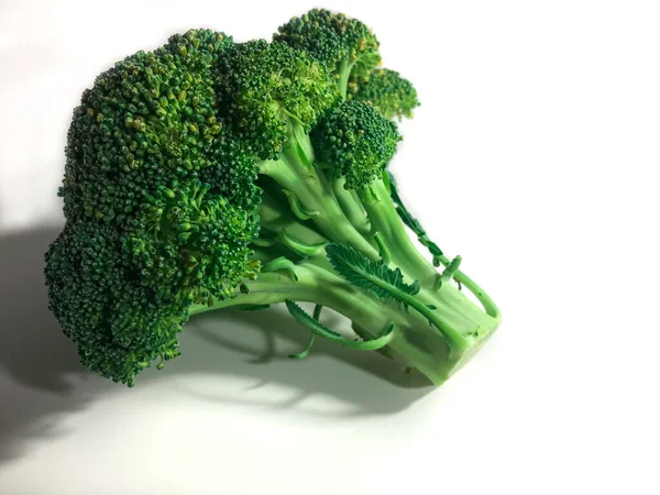 İzole edilmiş beyaz bir arkaplanda taze brokoli