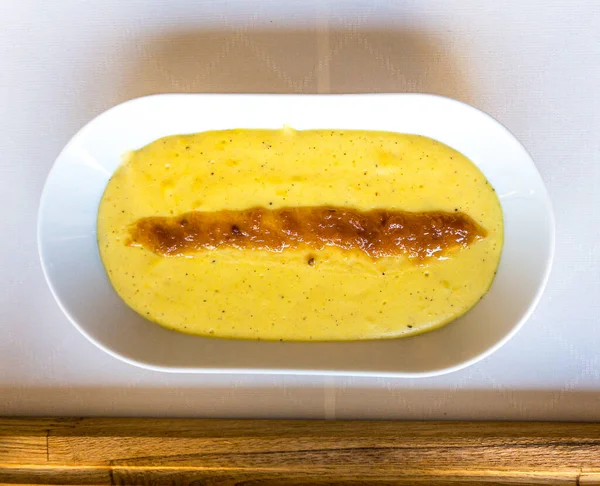 Siyah biberli patates püresi, beyaz biber ve hindistan cevizi soslu beyaz masa örtüsü ve kırmızı masa koşucusu.