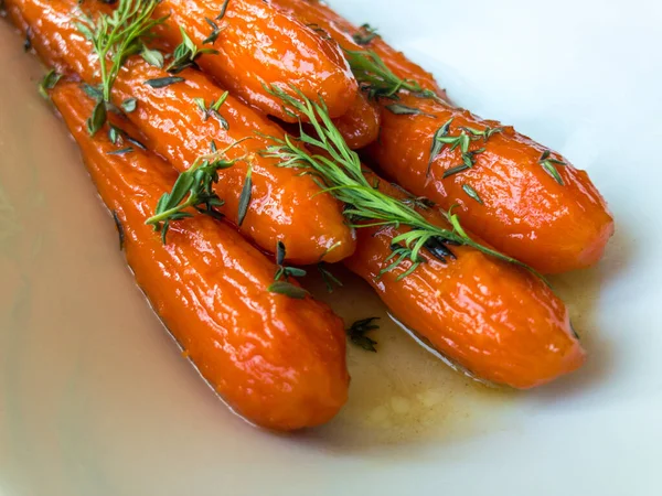 Dereotlu ve kekikli jöleli havuç, yakın plan.