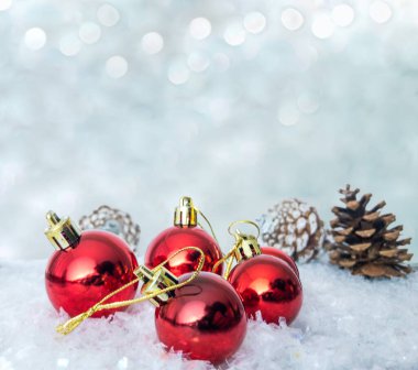 Karda çam ağacıyla süslenmiş Noel süsleri. Fotokopi alanı, ön manzara, kapat.