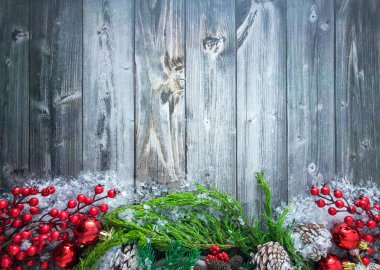 Kızılcık dalları, çam kozalakları ve dallar, karlı ahşap bir yüzey üzerinde noel süsleri fotokopi alanı, üst görünüm