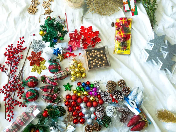 Diverse Soorten Kerstversiering Een Blad Voor Kerstvoorbereiding Bovenaanzicht — Stockfoto