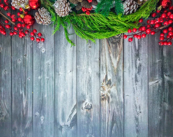 Cranberry Takken Dennenappels Takken Kerst Ornamenten Een Houten Oppervlak Met — Stockfoto