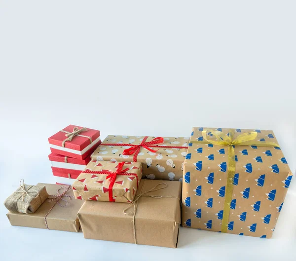 Noel hediye kutuları beyaz izole bir yüzey üzerinde fotokopi alanı, ön görünüm