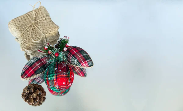 Kerstversiering Een Dennenappel Voor Een Rustieke Geschenkdoos Een Reflecterend Oppervlak — Stockfoto