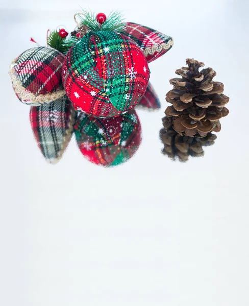 Kerst Ornamenten Een Dennenappel Een Reflecterend Oppervlak Met Kopieerruimte Vooraanzicht — Stockfoto