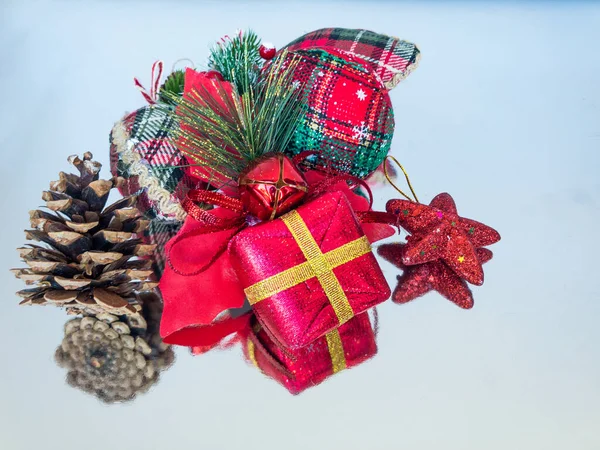Kerst Ornamenten Dennenappel Een Geschenkdoos Een Reflecterend Oppervlak Vooraanzicht Close — Stockfoto