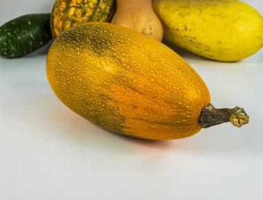 Orangetti kabağı, arkasında kabak olan beyaz izole bir arka plan.