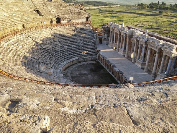Baharda Hierapolis 'in antik tiyatrosu