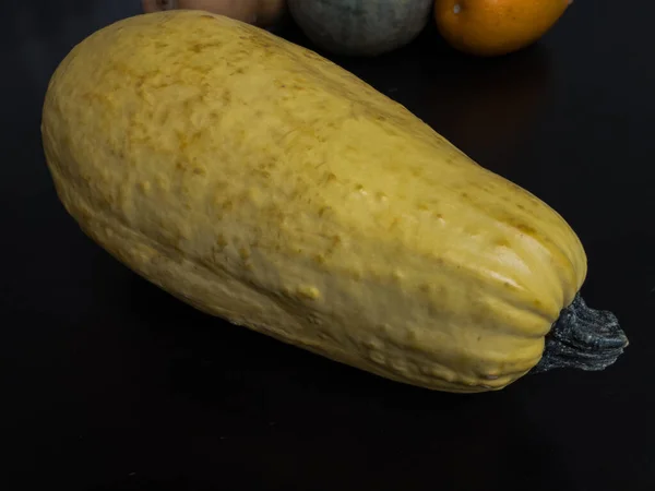 Courge Spaghetti Sur Une Surface Bois Noir Avec Autres Courges — Photo